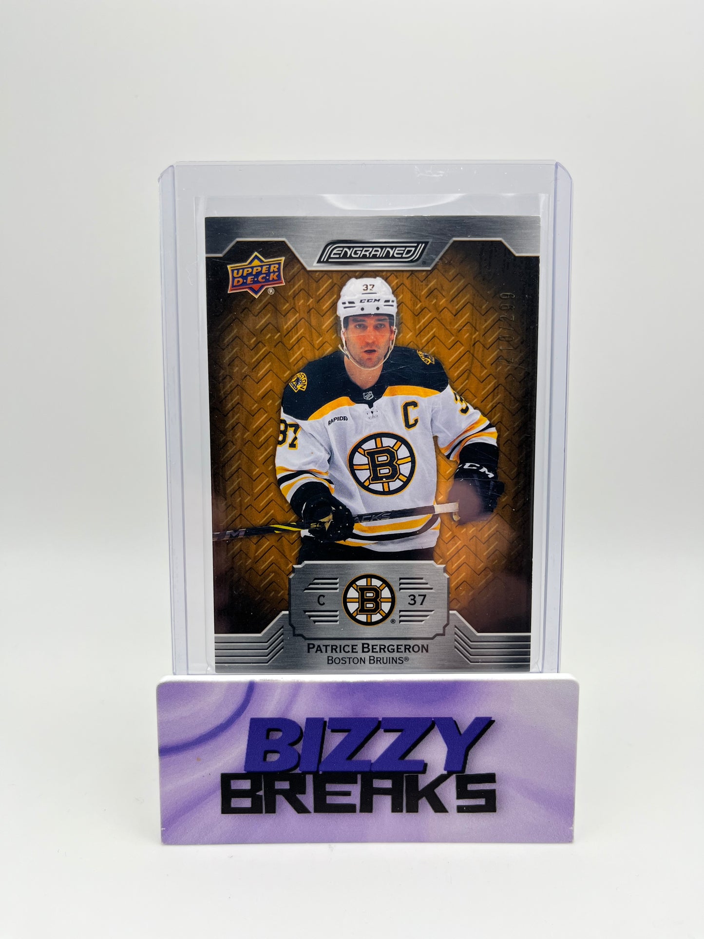 *SINGLES* PATRICE BERGERON ENGRAINED OAK BASE 210/299 BOSTON BRUINS